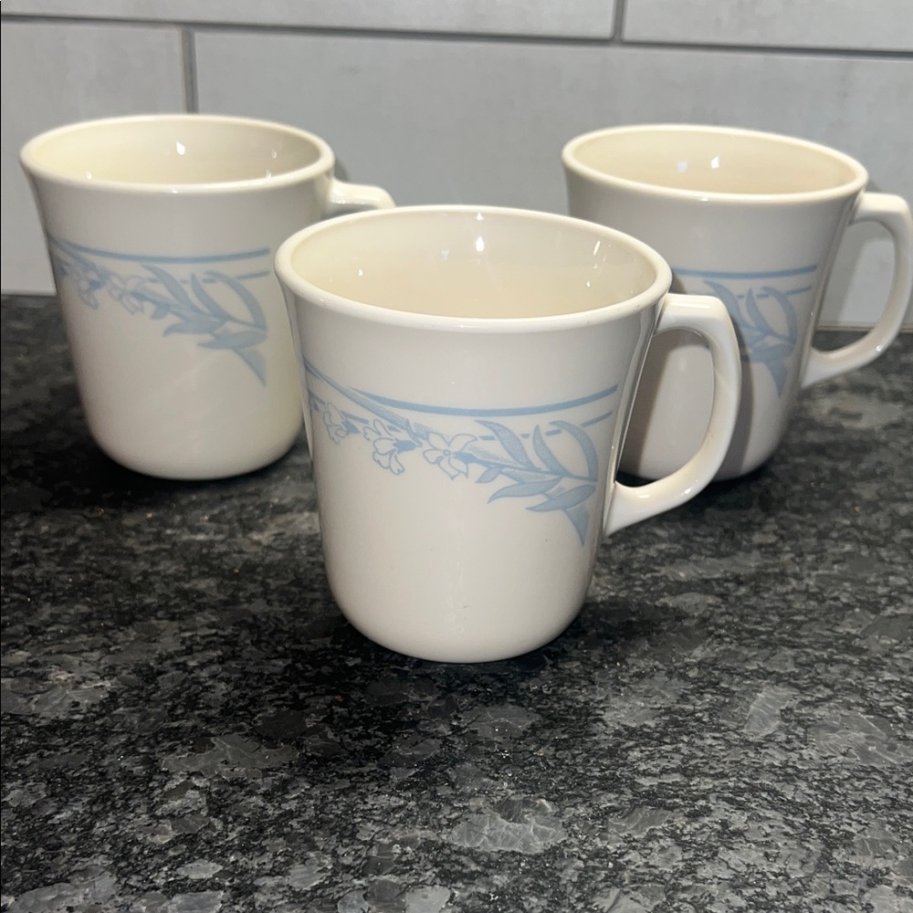 Corning Corelle Blue Lily coffee mug.   Set of 3. Like new